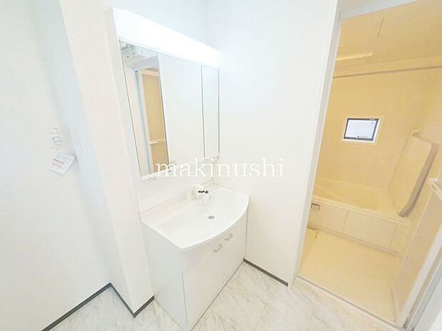 洗面3面鏡の洗面化粧台、収納豊富なので歯磨きセットや洗顔料などもスッキリ収納できます。