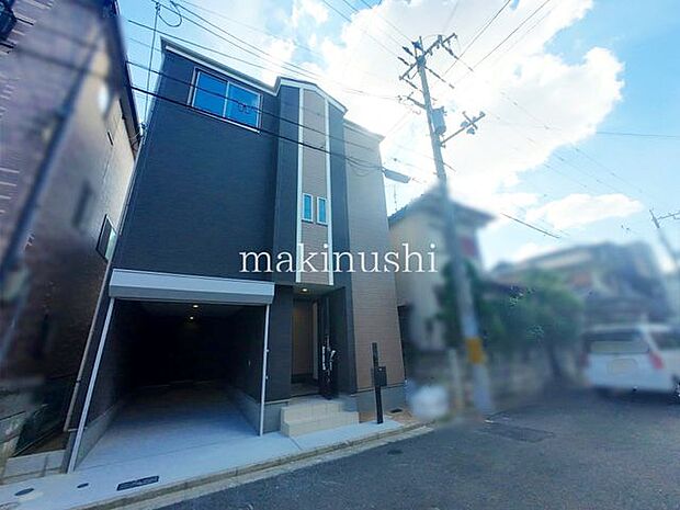 前面道路含む外観前面道路との高低差が無く、交通量も少ないので日々の車の出し入れも安心です。