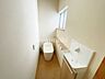 トイレ：トイレ窓付きの明るいトイレ、快適な温水洗浄便座付きです。