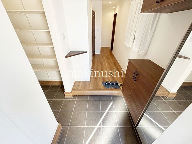 玄関収納力のあるシューズボックスで玄関はスッキリ。鏡付きなので毎朝、身だしなみもチェックできますね。