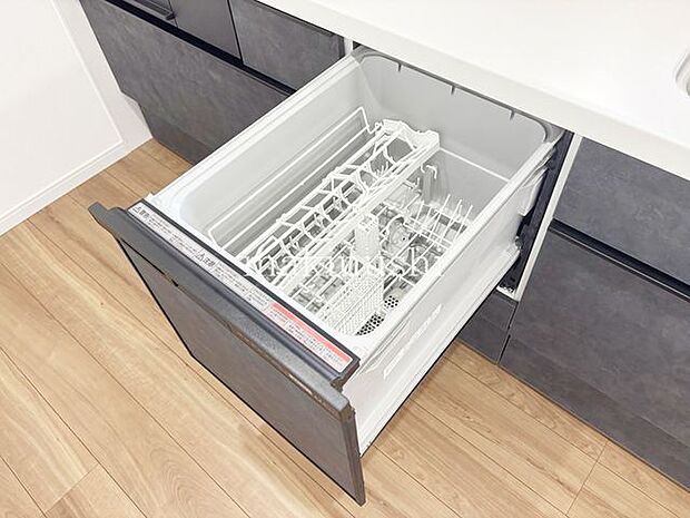 キッチンキッチンは後片付けおまかせの食洗機付き、余った時間は家族と過ごしたり、趣味の時間に使えます。