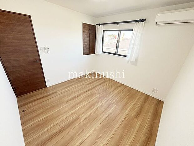 洋室約6.1帖フローリングでお掃除ラクラクです。