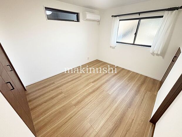 納戸約7.0帖各所に配置された収納スペースは、洋服や小物などの収納など