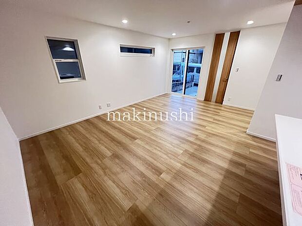 ・陽光でリビングは陽だまりの暖かさ、爽やかな風も満喫できる心地よい空間です。