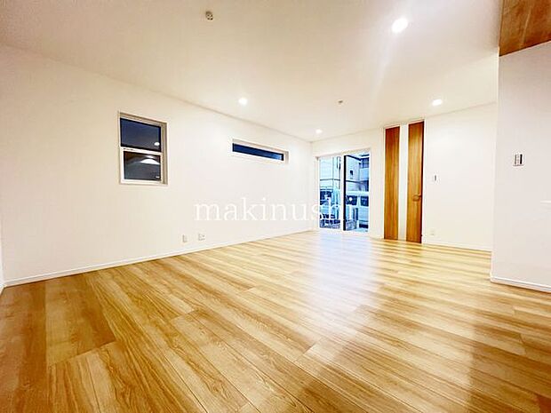 ・忙しい朝も家族が揃って食事をして頂けるダイニングスペース。美味しいお料理と家族の会話が楽しめます。