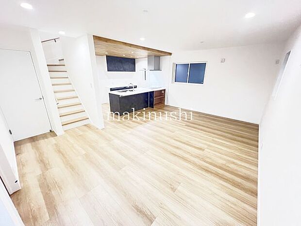 ・約18帖とゆとりのあるリビングは家具の配置も自由自在、お好みのくつろぎ空間が作れます。