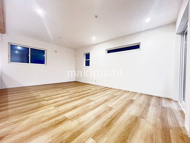 ・忙しい朝も家族が揃って食事をして頂けるダイニングスペース。美味しいお料理と家族の会話が楽しめます。