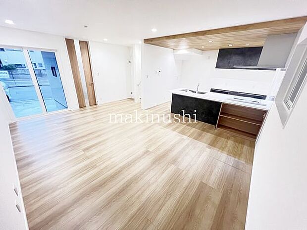 ・陽光でリビングは陽だまりの暖かさ、爽やかな風も満喫できる心地よい空間です。