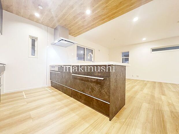 ・新しいお料理にチャレンジしたくなるピカピカのシステムキッチン、機能性と収納力のあるキッチンなら調理も快適にできます。