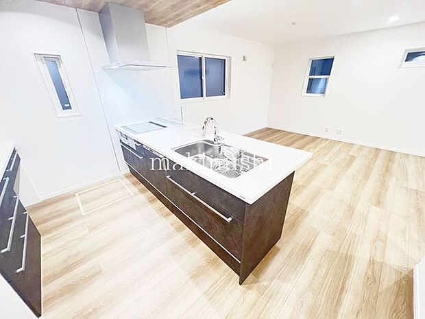 ・対面式キッチンなのでリビングにいるご家族とコミュニケーションを取りながら洗い物や、お料理が楽しめそうですね。