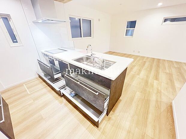 ・収納が豊富なシステムキッチンは調理道具をサッと取り出せて便利です。引き出し式であれば奥までしっかり使えます。