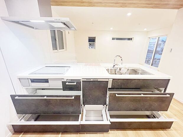 キッチンゆったりシンクは洗い物をするのに余裕の広さです。