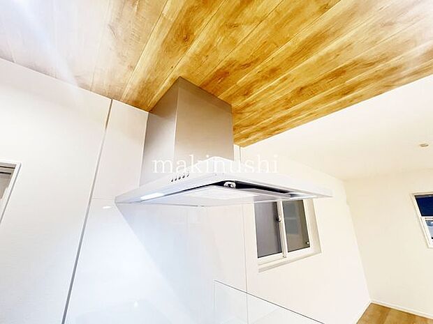 ・静かなシロッコファン搭載キッチンです。煙をしっかり集めて強力な換気。お掃除も楽で嬉しいですね。