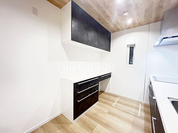 キッチン収納カップボードは食器を沢山収納出来、キッチンスペースにゆとりをもたらします。キッチン収納カップボードは食器を沢山収納出来、キッチンスペースにゆとりをもたらします