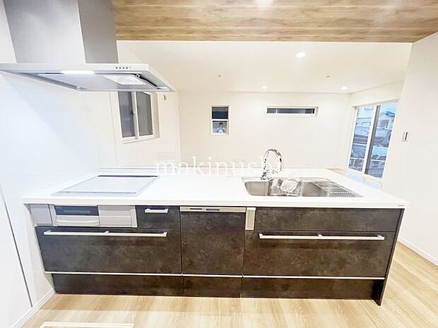 ・キッチンに窓があり、明るく開放的です、また換気もできてニオイや煙がこもりません。