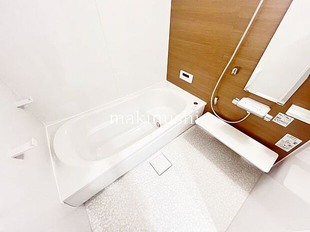 バス窓付きの浴室は風通しも良く湿気もこもりにくいのが有難いですね、カビ防止にも繋がるのは家事軽減の大きなメリットです。