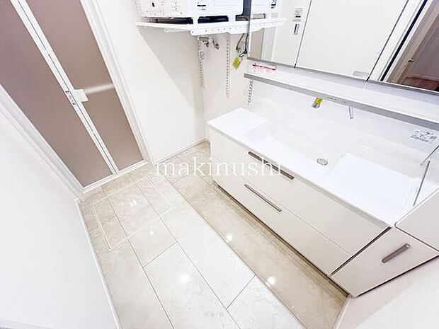 ・シャワー付き洗面台なので髪の毛や汚れに気付いた時にサッとお掃除できます。