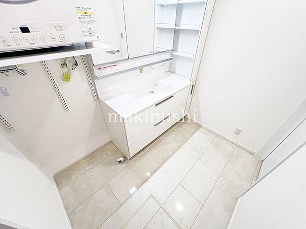 ・清潔感溢れるスタイリッシュなデザインの洗面化粧台。手元に洗顔料やメイク道具を置くスペースがあり便利です。