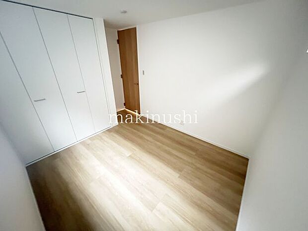 ・大きな窓から温かい光の差し込む居室、ぜひ現地にてご確認くださいませ。