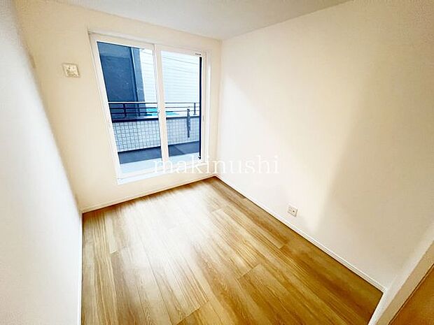 ・白いクロスがシンプルな洋室はアレンジしやすいので住まう人のセンスの見せ所です。お気に入りのインテリアで個性を演出できます。