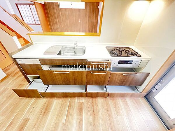 ・キッチンに窓があり、明るく開放的です、また換気もできてニオイや煙がこもりません。
