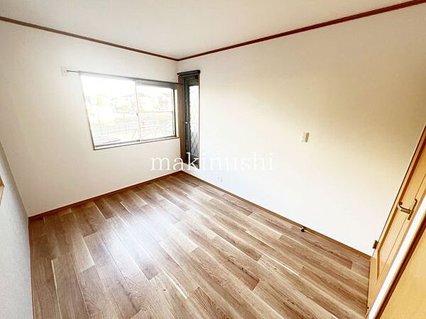 ・両面から光を取り込むことが出来る洋室です。ご夫婦の寝室にいいかがでしょうか？