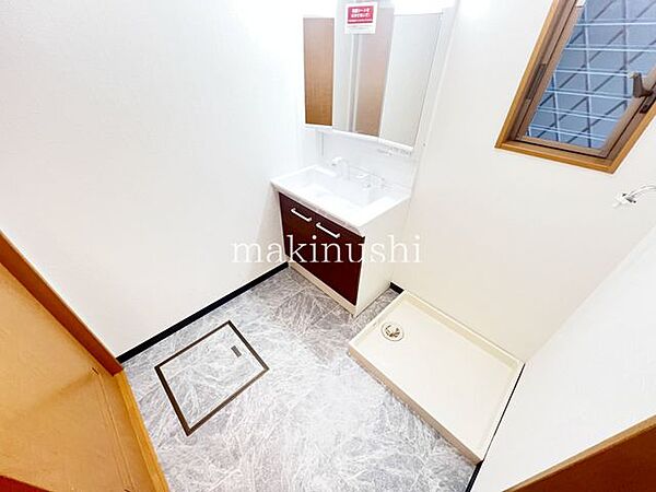 ・3面鏡の洗面化粧台、収納豊富なので歯磨きセットや洗顔料などもスッキリ収納できます。