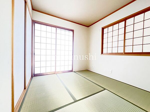 和室来客用・お子様のお昼寝スペース・コタツ専用スペースと活躍しそうなお部屋です。