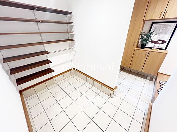・収納力のあるシューズボックスで玄関はスッキリ。整頓された玄関から気持ち良くお出かけできます。