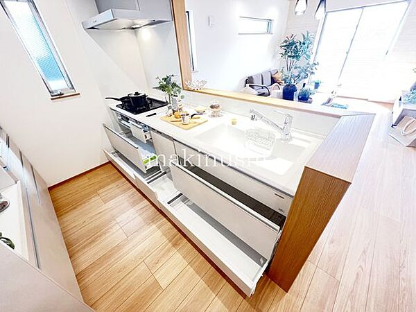 ・収納が豊富なシステムキッチンは調理道具をサッと取り出せて便利です。引き出し式であれば奥までしっかり使えます。