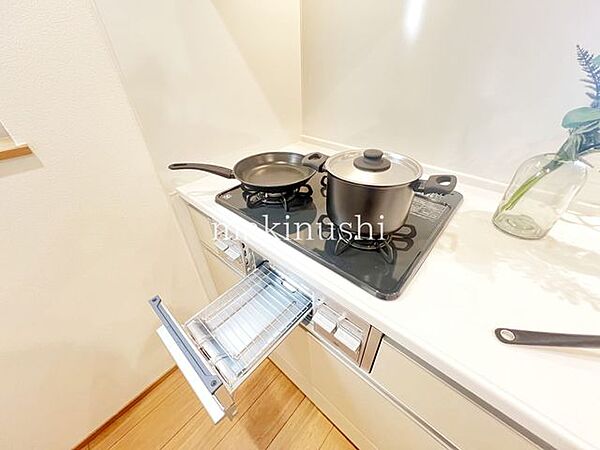 ・煮込みや炒め物等、異なる調理を同時進行できる三口コンロ。手早くお料理して時間を節約したい方に必須の設備です。