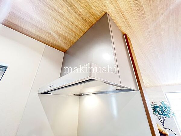 ・静かなシロッコファン搭載キッチンです。煙をしっかり集めて強力な換気。お掃除も楽で嬉しいですね。