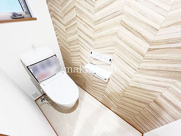 ・快適な温水洗浄便座付きのトイレです。毎日使うトイレが綺麗だと嬉しいですね。
