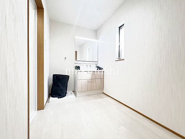 ・3面鏡の洗面化粧台、収納豊富なので歯磨きセットや洗顔料などもスッキリ収納できます。