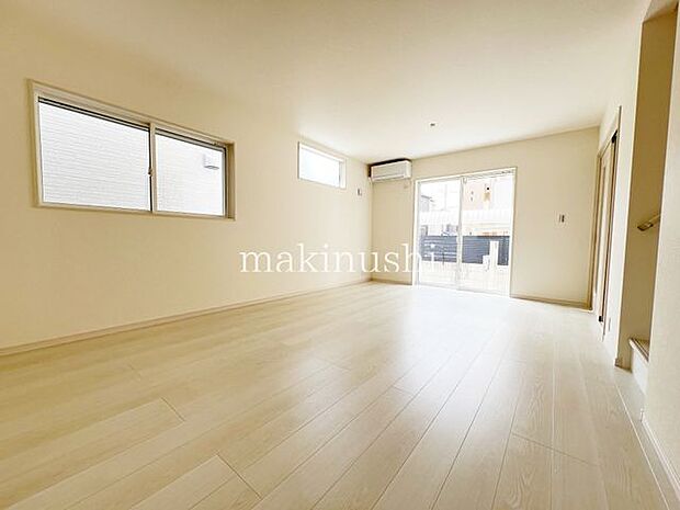 ・忙しい朝も家族が揃って食事をして頂けるダイニングスペース。美味しいお料理と家族の会話が楽しめます。