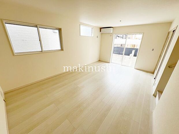 ・陽光でリビングは陽だまりの暖かさ、爽やかな風も満喫できる心地よい空間です。