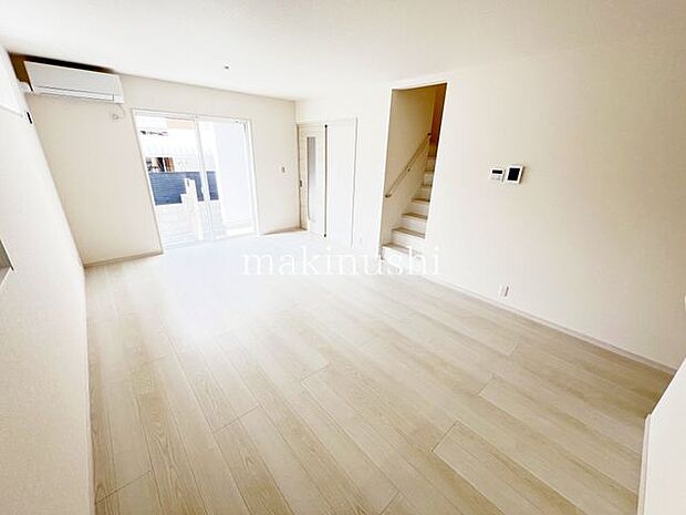 ・約17帖とゆとりのあるリビングは家具の配置も自由自在、お好みのくつろぎ空間が作れます。