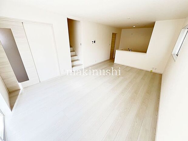 リビング対面キッチンと独立和室で来客時もプライベートを守れます。