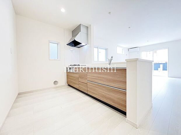 ・新しいお料理にチャレンジしたくなるピカピカのシステムキッチン、機能性と収納力のあるキッチンなら調理も快適にできます。