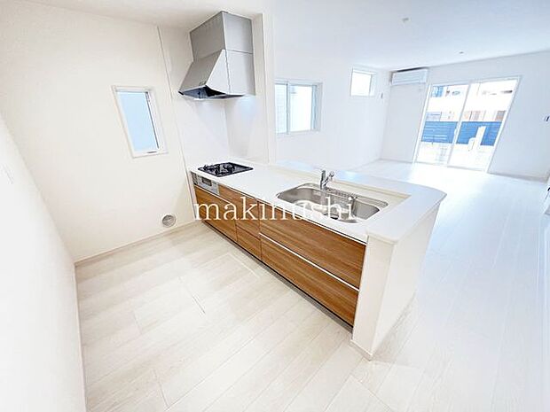 ・対面式キッチンなのでリビングにいるご家族とコミュニケーションを取りながら洗い物や、お料理が楽しめそうですね。