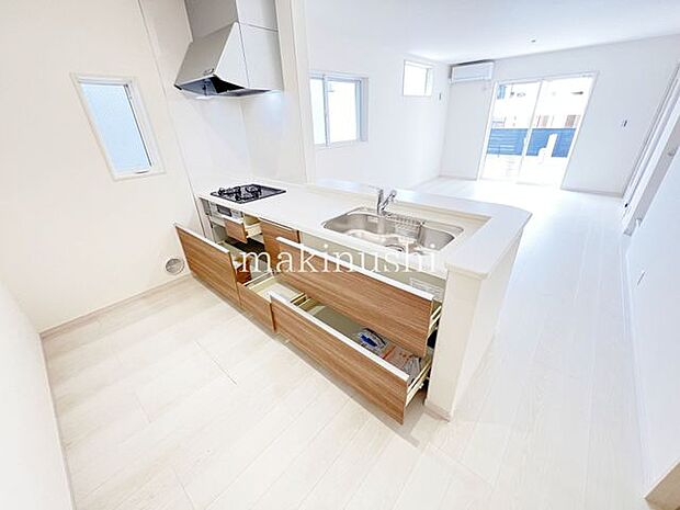 ・収納が豊富なシステムキッチンは調理道具をサッと取り出せて便利です。引き出し式であれば奥までしっかり使えます。