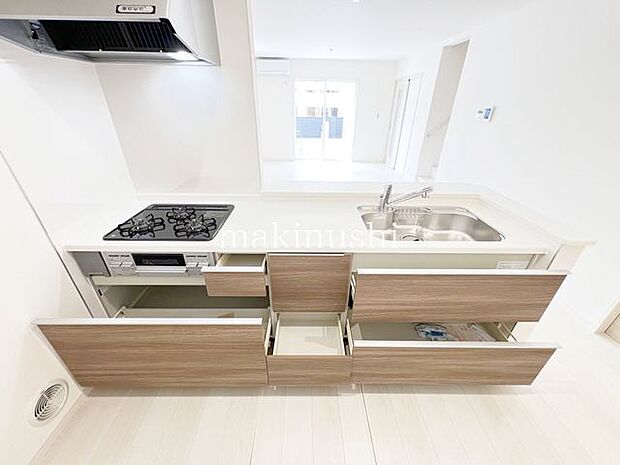 キッチン　ゆったりしたキッチンスペースです。食器棚なども十分配置出来ます。　主婦に配慮した家事動線現地にて確認下さい。