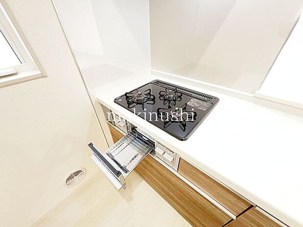 ・煮込みや炒め物等、異なる調理を同時進行できる三口コンロ。手早くお料理して時間を節約したい方に必須の設備です。