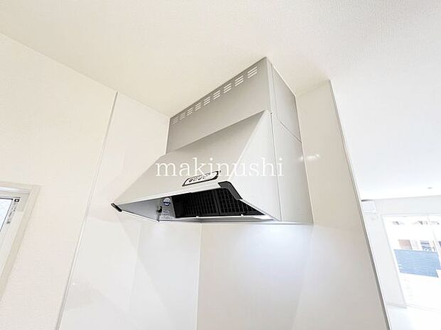 ・静かなシロッコファン搭載キッチンです。煙をしっかり集めて強力な換気。お掃除も楽で嬉しいですね。