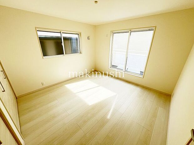 ・2面採光の明るいお部屋、お日様の光とさわやかな風をたっぷり取り込めます。気になるお部屋の換気もしっかりできますね。