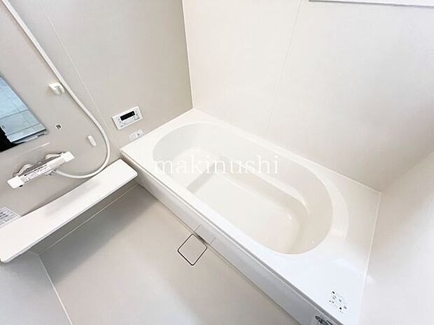 ・光が差し込む明るいバスルーム、換気ができ、カビ対策にもなりますね。