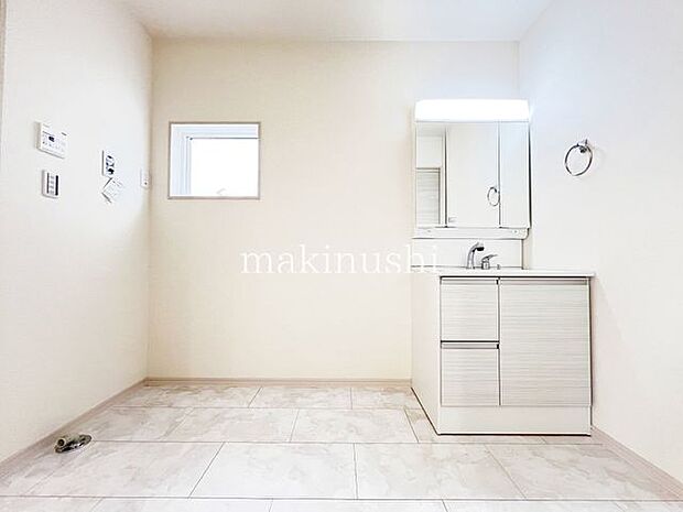 ・3面鏡の洗面化粧台、収納豊富なので歯磨きセットや洗顔料などもスッキリ収納できます。