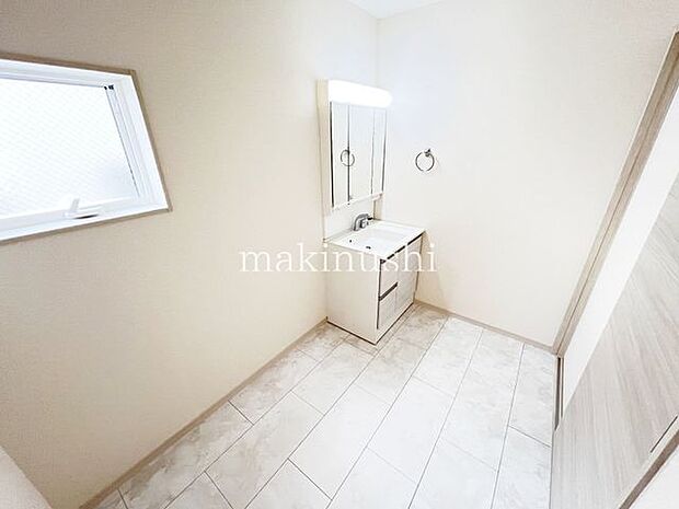 ・シャワー付き洗面台なので髪の毛や汚れに気付いた時にサッとお掃除できます。