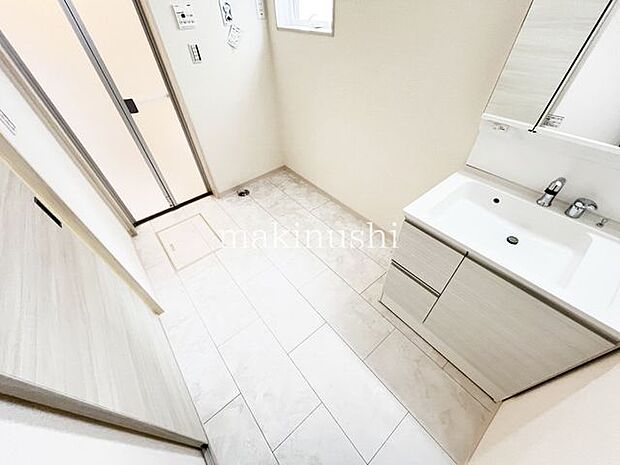 ・清潔感溢れるスタイリッシュなデザインの洗面化粧台。手元に洗顔料やメイク道具を置くスペースがあり便利です。