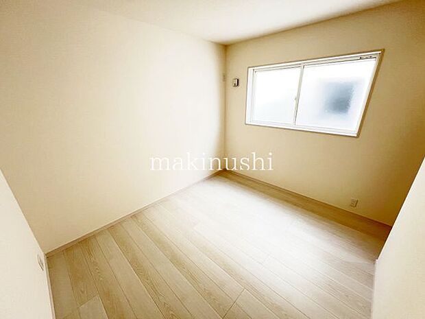 ・大きな窓から温かい光の差し込む居室、ぜひ現地にてご確認くださいませ。